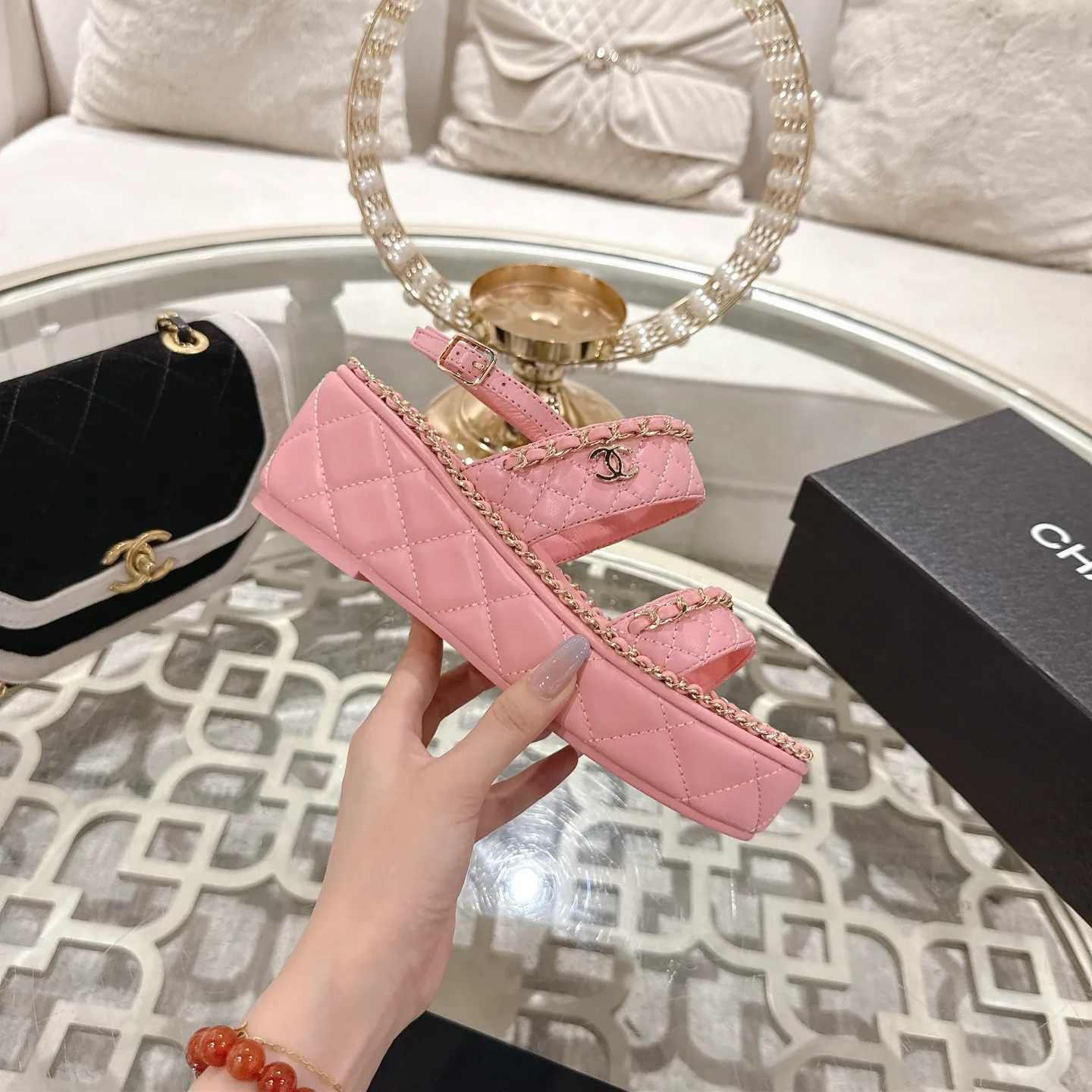 👟👟Ex-factory price 600👟👟 𝐂𝐇𝐀𝐍𝐄𝐋 | Xiaoxiang 25𝐬𝐬 🦋2025 Spring and Summer New Products Counter Classic Xiaoxiang Double C Diamond Chain Slippers Series New〰 🍬 The absolute best in the BS fashion circle. Matching will perform meticulously Minimalist, classic elements that will never fade away 💋 Show unique dressing style, too beautiful to say anything. A must-have for summer... Upper: Original high-customized lambskin Lining: Imported mixed sheepskin lining Outsole: Original molded non-slip outsole Shoe size: 35-39 (34.40.41.42 customization is not returnable)
